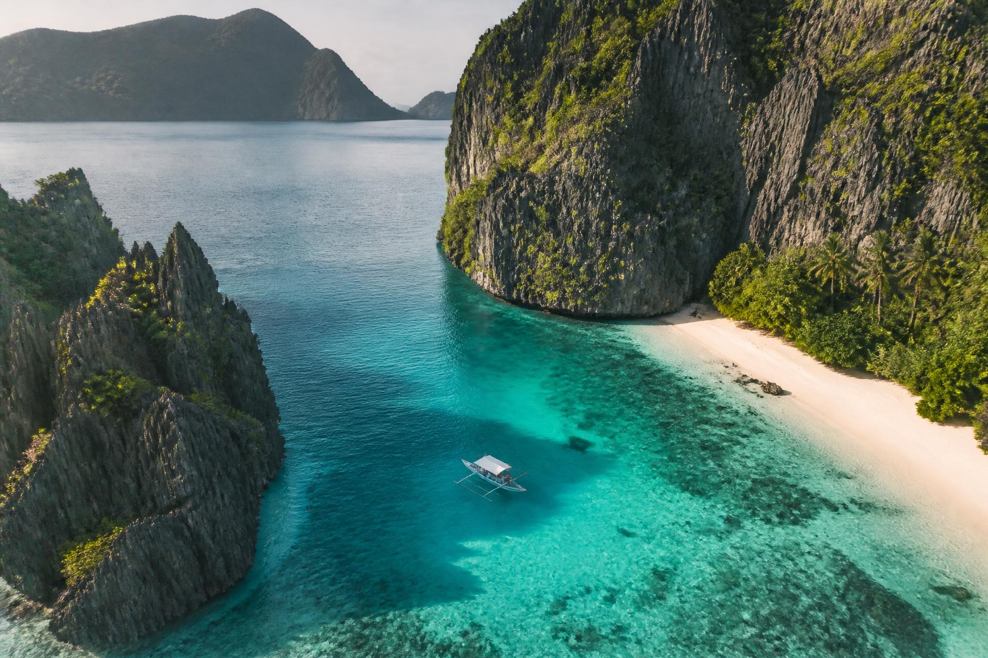 Lagon turquoise entre les falaises calcaires d'El Nido, Palawan, Philippines, au lever du soleil